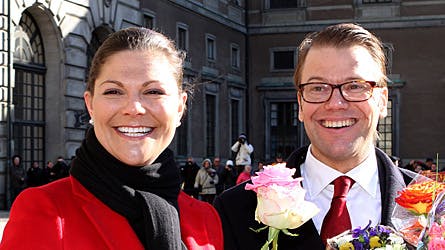 Solskin og strålende smil fra kronprinsesse Victoria og prins Daniel.