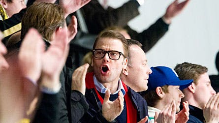 Prins Daniel nyder tydeligt sin aften uden for de kongelige mure - her til ishockeykamp i venners lag.