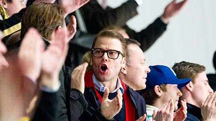 Prins Daniel nyder tydeligt sin aften uden for de kongelige mure - her til ishockeykamp i venners lag.