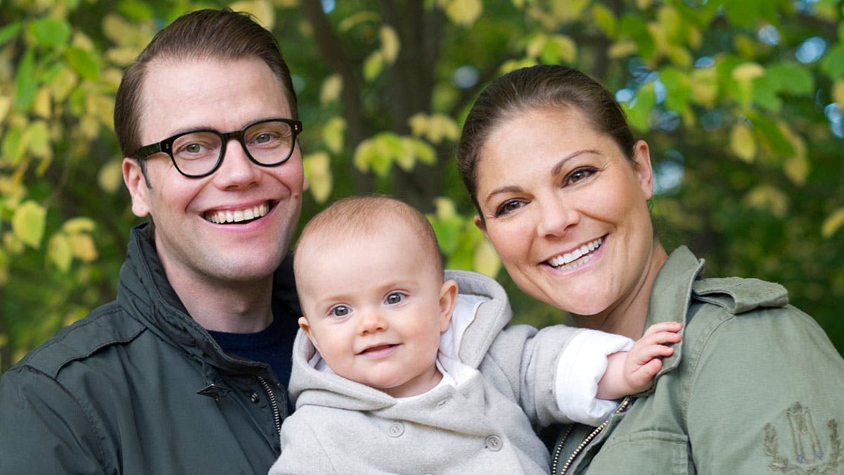 Der er krudt i lille prinsesse Estelle, forsikrer hendes forældre kronprinsesse Victoria og prins Daniel.