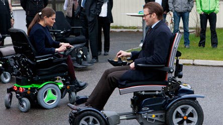 Der blev kørt både med og mod hinanden, da Victoria og Daniel satte sig i hver deres el-kørestol