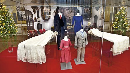 Både kronprinsparrets festtøj, Isabella og Chrstians smarte outfits og de to søde dåbskjoler er med på den store dåbsudstilling.