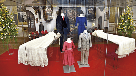 Både kronprinsparrets festtøj, Isabella og Chrstians smarte outfits og de to søde dåbskjoler er med på den store dåbsudstilling.