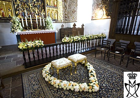 Møgeltønder Kirke er smukt udsmykket af blomsterkunstneren Jan Munch, der også har bundet Maries smukke brudebuket. Hjertet, som brudeparret skal sidde i, er en sønderjysk tradition.