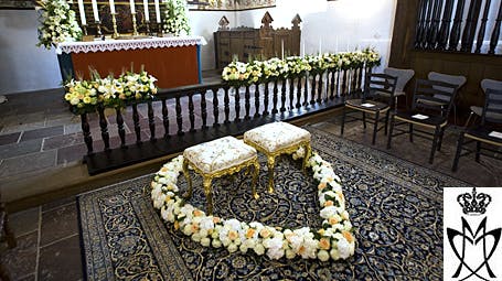 Møgeltønder Kirke er smukt udsmykket af blomsterkunstneren Jan Munch, der også har bundet Maries smukke brudebuket. Hjertet, som brudeparret skal sidde i, er en sønderjysk tradition.
