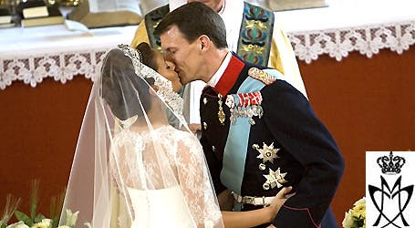 Første kys som mand og kone. Ovenpå en mislykket generalprøve i går, gik vielsen planmæssigt, og Prins Joachim og Prinsesse Marie er nu mand og kone.
