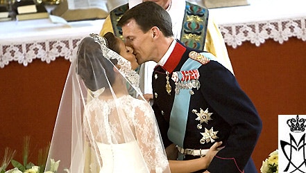 Første kys som mand og kone. Ovenpå en mislykket generalprøve i går, gik vielsen planmæssigt, og Prins Joachim og Prinsesse Marie er nu mand og kone.