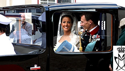 Romantisk bryllup i Møgeltønder. Prins Joachim kører afsted med sin prinsesse i den gamle Bugatti.