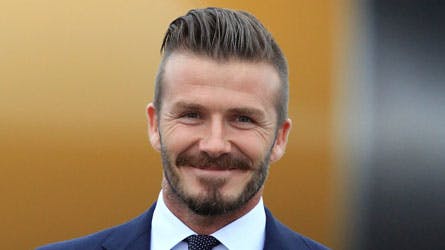https://imgix.billedbladet.dk/media/billedbladet/livsstil/2012/marts/davidbeckhamforstemandpaaelle.jpg