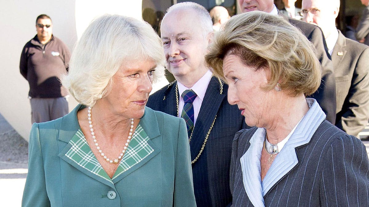 Hertuginde Camilla af Cornwall i tæt samtale med dronning Sonja af Norge