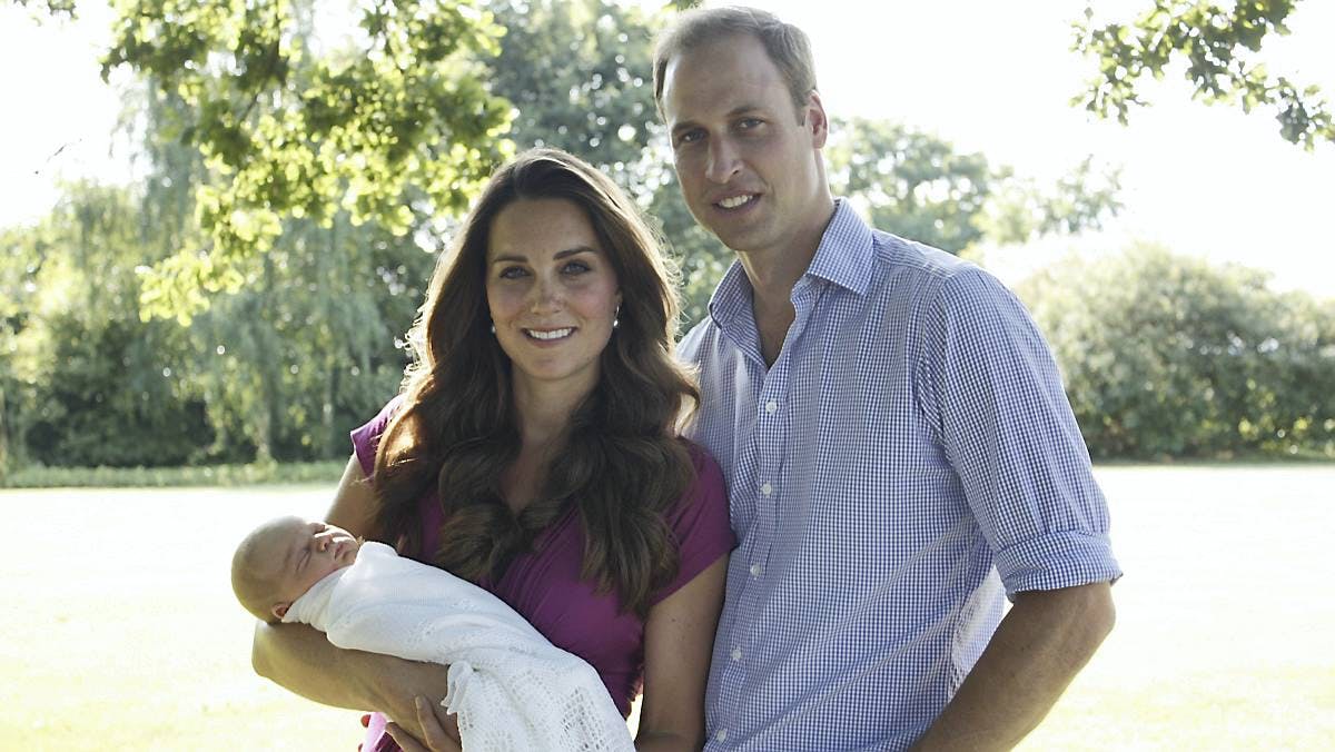 Hertuginde Catherine, prins William og sønnen prins George.