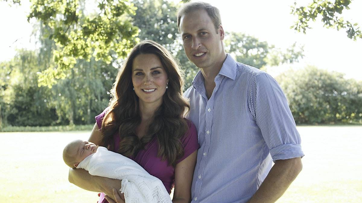 Hertuginde Catherine, prins William og sønnen prins George.