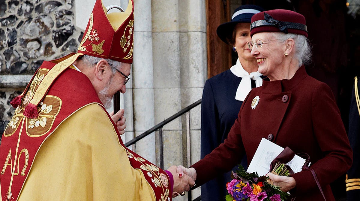 Dronning Margrethe hilser på biskop Dr Geoffrey Rowel