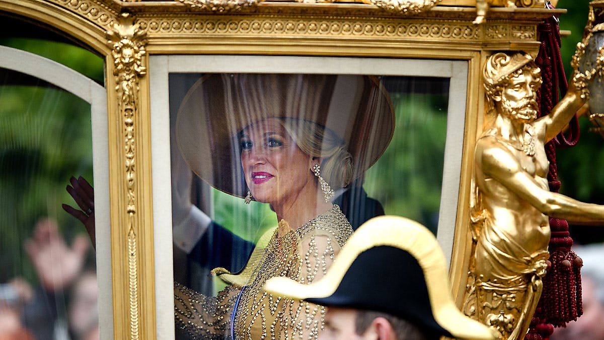 Dronning Maxima i guld kjole