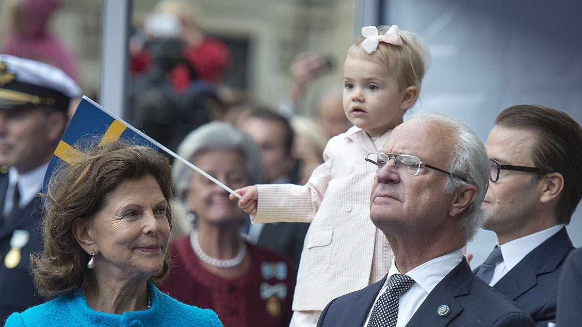 Lille prinsesse Estelle følger nysgerrig med i festlighederne for hendes morfar kong Carl Gustaf.