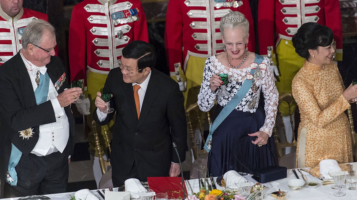 Regentparret skåler med deres gæster - præsidentparret fra Vietnam - under den fornemme gallataffel på Fredensborg Slot.