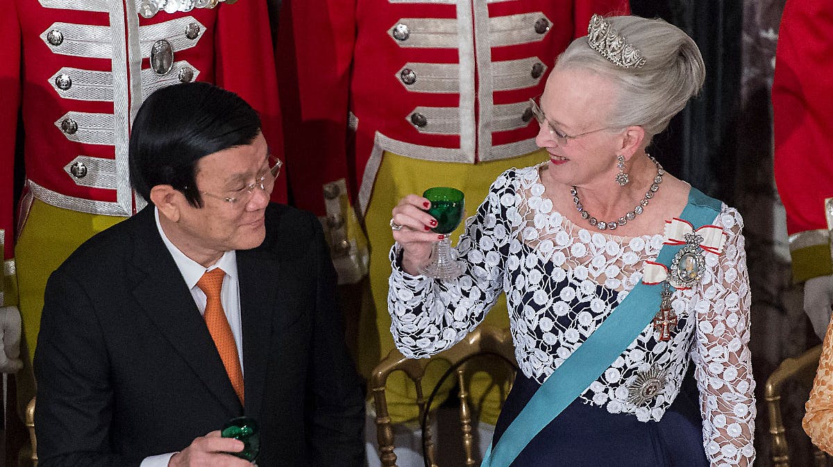 Dronning Margrethe skåler med præsident Truong Tan Sang.