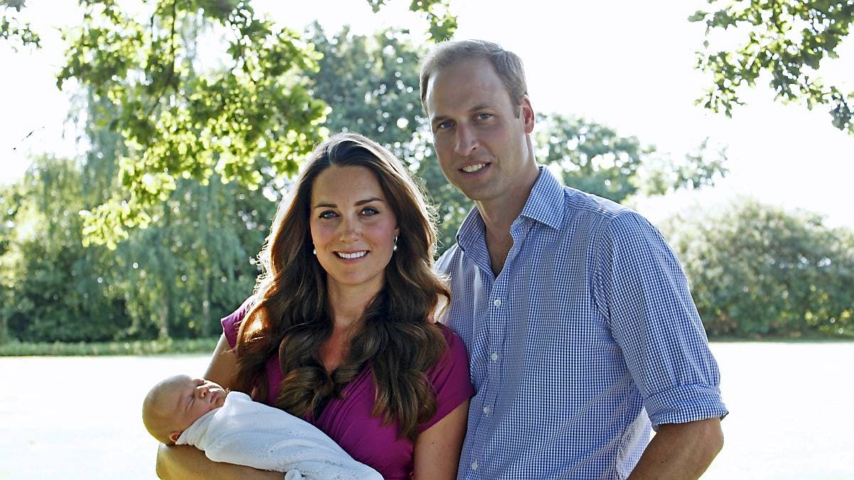 Det første billede af hertuginde Kate og prins William med deres førstefødte, prins George.