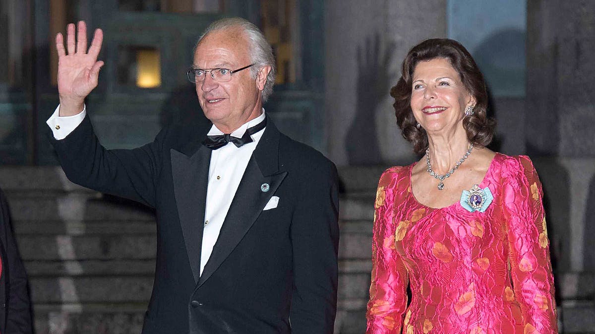 En vinkende og storsmilende regentjubilar kong Carl Gustaf med dronning Silvia.