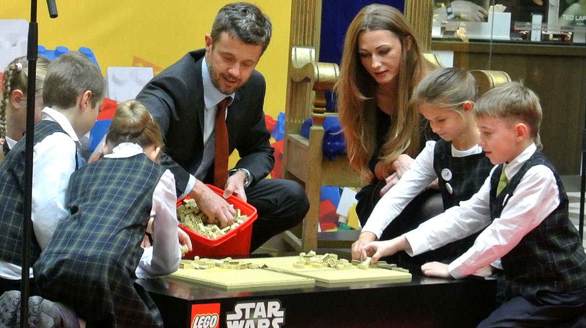 Kronprins Frederik leger med LEGO sammen med nogle børn i Litauens hovedstad Vilnius.