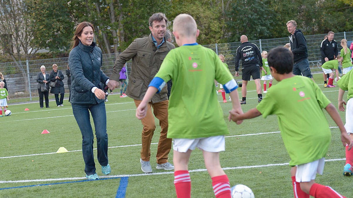 Kronprinsesse Mary og kronprins Frederik tager en tur på grønsværen sammen med de unge i Bagsværd Boldklub tirsdag eftermiddag.