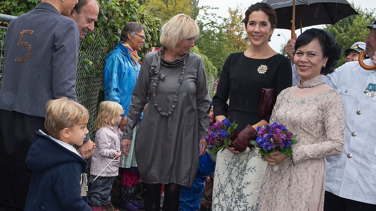 Kronprinsesse Mary og Vietnams førstedame Mai Thi Hahn besøger børnehaven Humlebien i Hellerup.