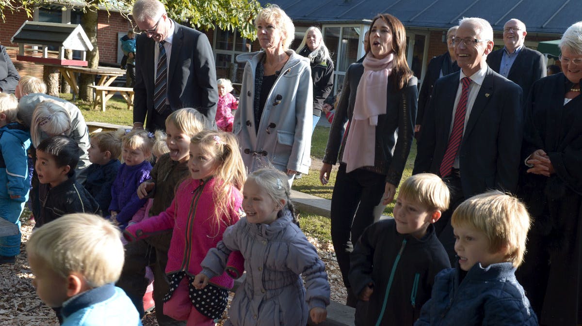 Kornprinsesse Mary i børnehaven Koglehuset mens børnene lavede den omtalte "hoppedans".