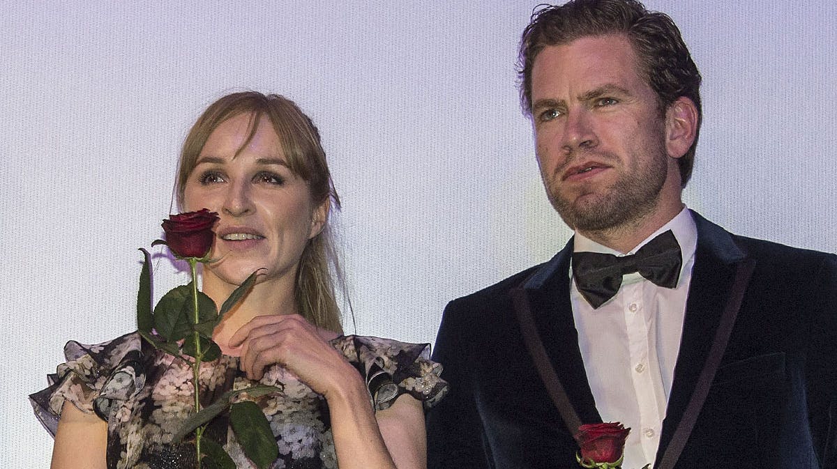 Sonja Richter og Nikolaj Lie Kaas blev hyldet på scenen ved onsdagens premierefremvisning.