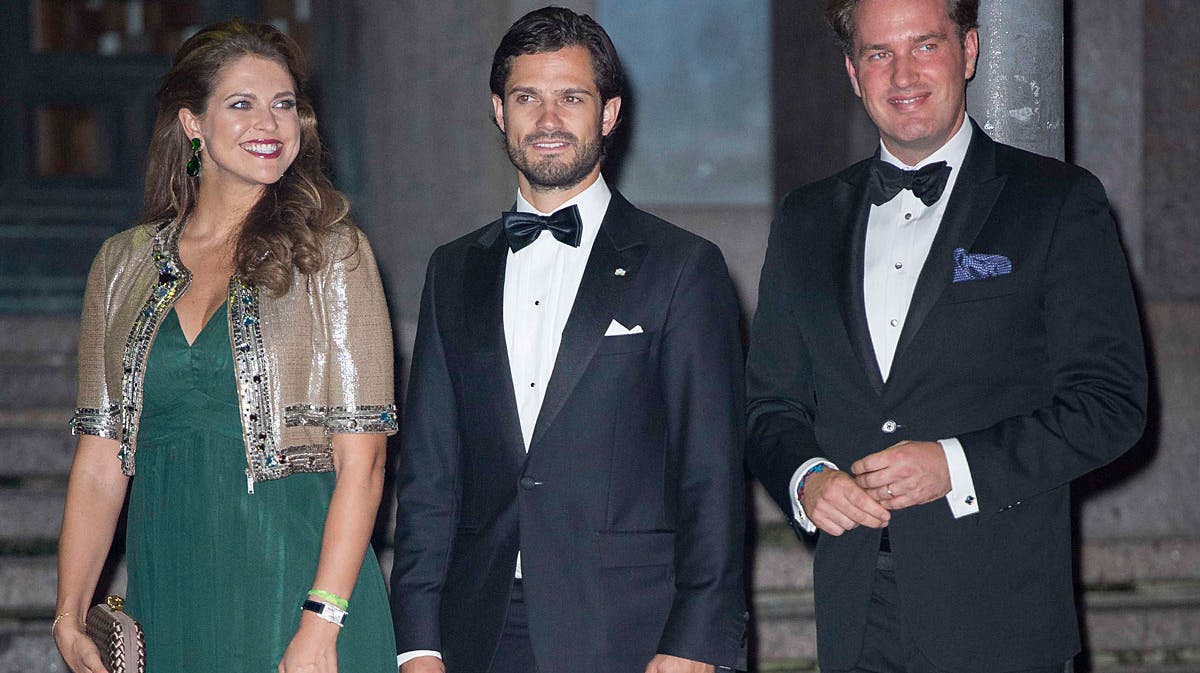 Prinsesse Madeleine med sin bror prins Carl Philip og ægtemand Chris O'Neill til kongelig fest i Stockholm.