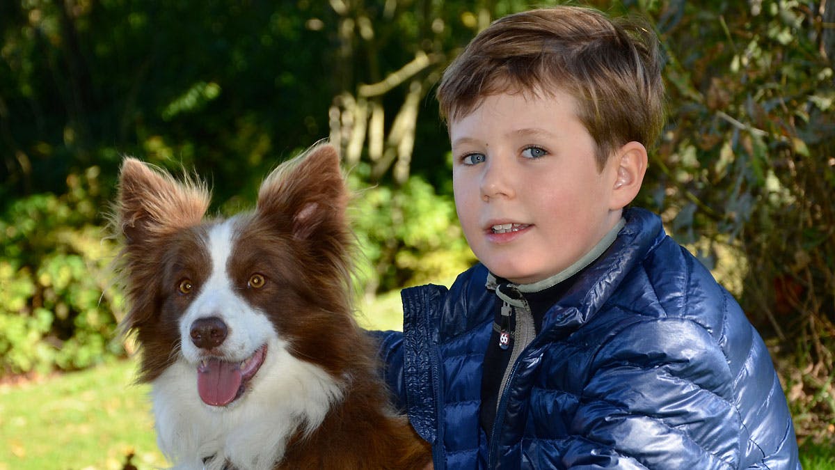 Prins Christian med familiens hund Ziggy