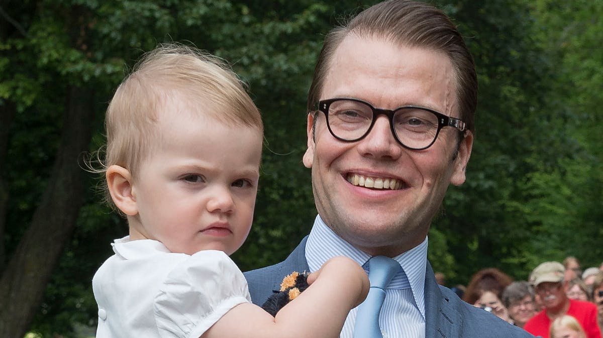 Prins Daniel en stolt far til prinsesse Estelle.