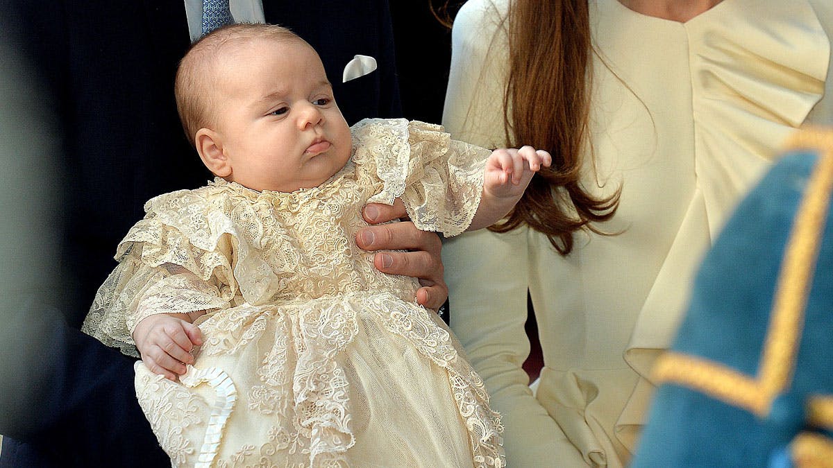 Prins George i sin dåbskjole.