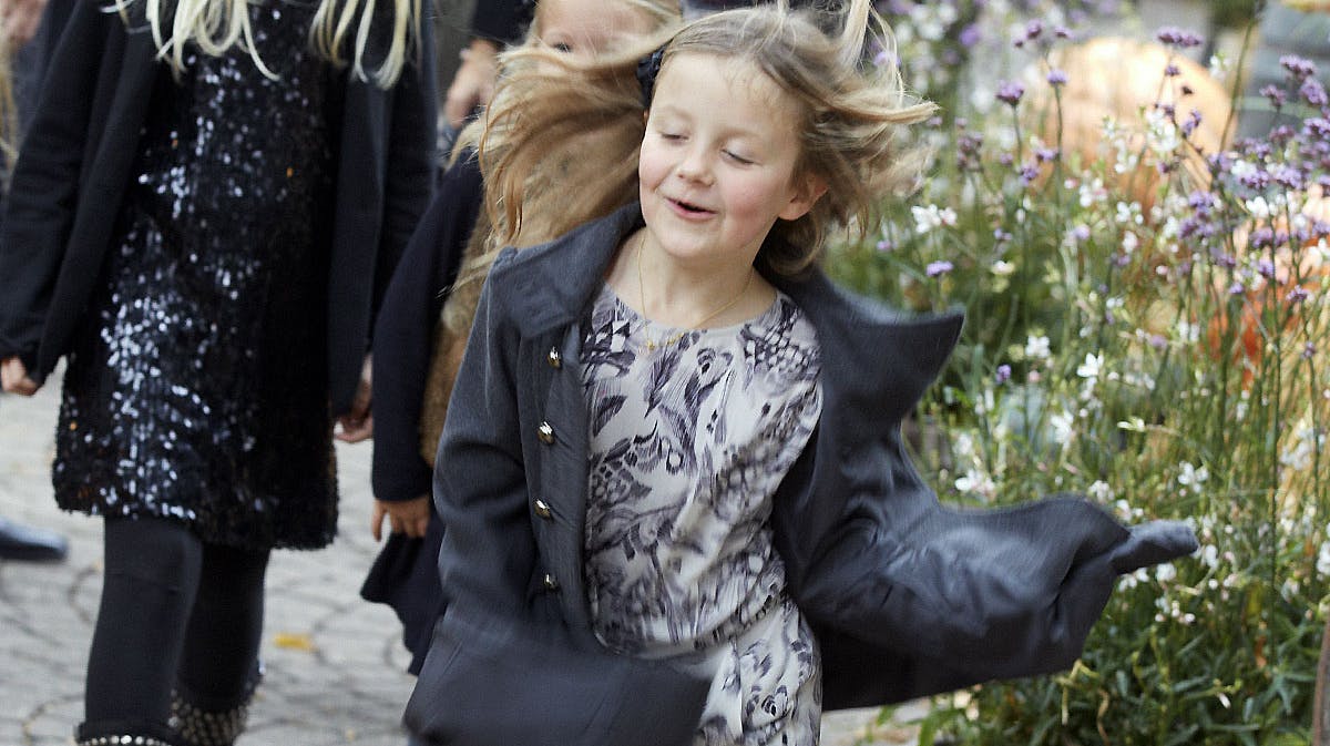 Glad og munter prinsesse Isabella danser og synger i Tivoli.