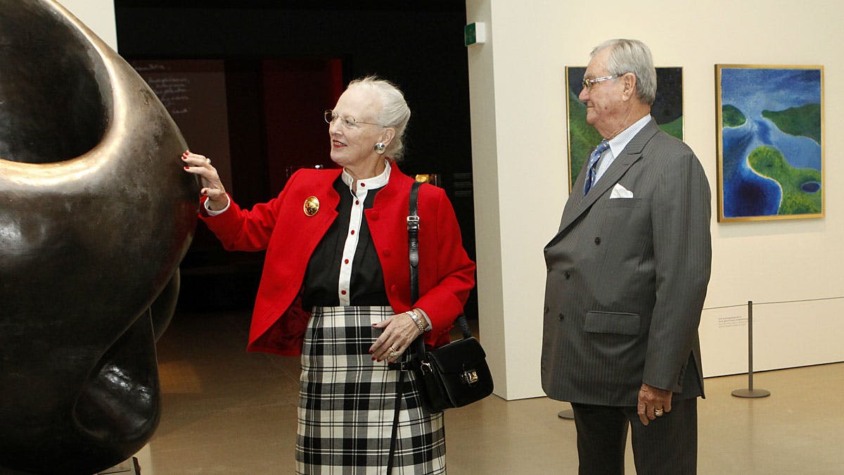 Dronning Margrethe og prinsgemalen så interesseret med på udstilling på ARoS