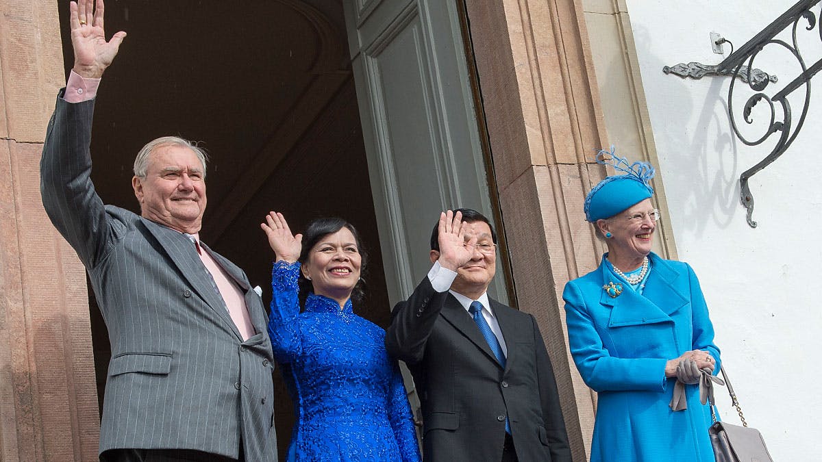 På trappen ind til Fredensborg Slot vinker prinsgemalen og dronning Margrethe i selskab med det Vietnamesiske præsidentpar.