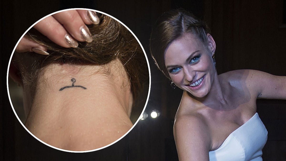 I Sarah Grünewalds nakke skjuler sig en lille tatovering som forestiller en bøjle (indsat foto).