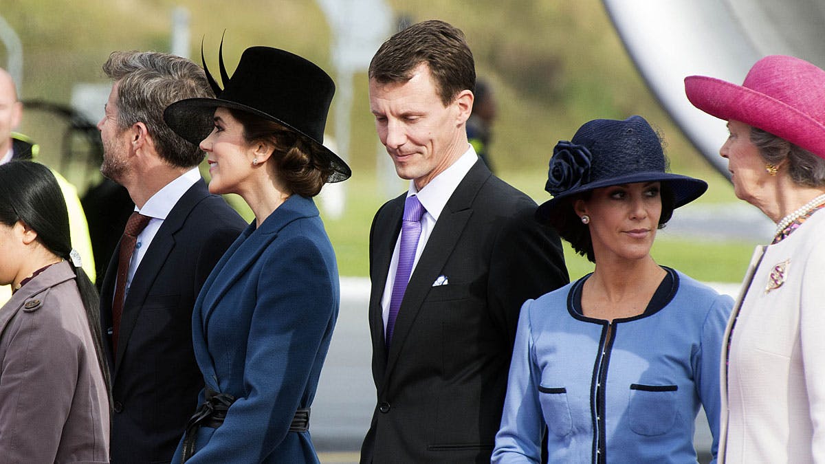 Den kongelige familie stod klar ved flyveren da det vietnamesiske præsidentpar landede i Københavns Lufthavn.