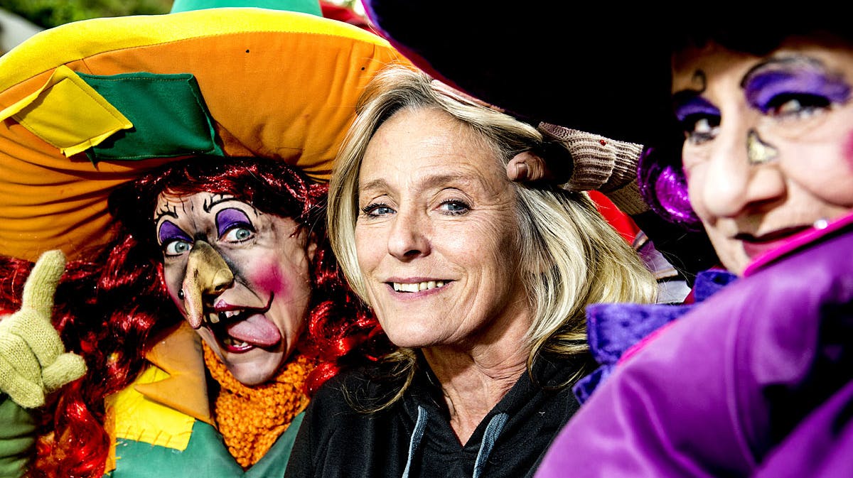 Susanne Breuning sammen med den glade, lilla heks Mari, der bliver spillet af Judith Rothenborg, og den skøre heks Sulsulis, spillet af Johanna Fridell.