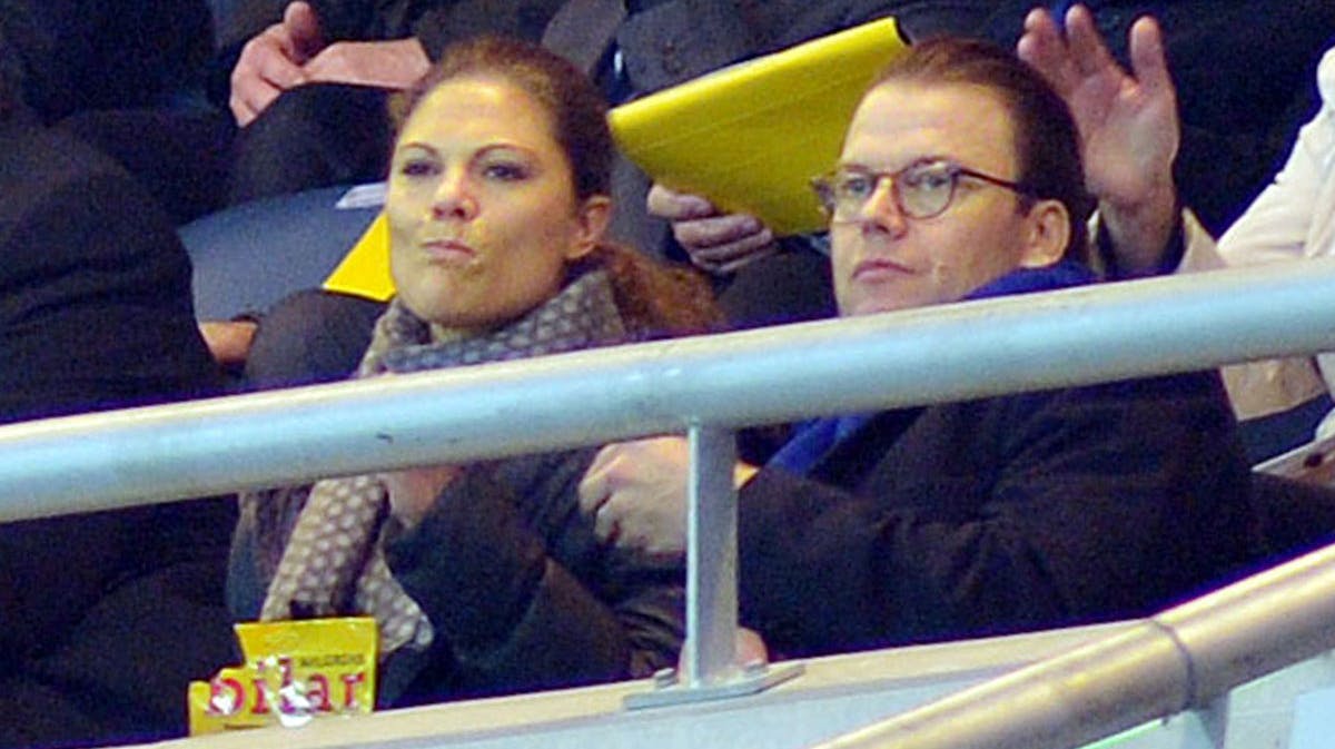 Kronprinsesse Victoria og prins Daniel på tribunen med deres favorit-slik - Ahlgrens Bilar.