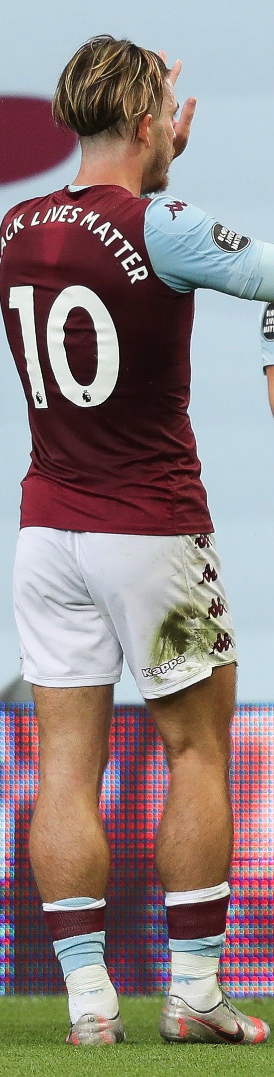 Aston Villa-spiller i den klassiske trøje