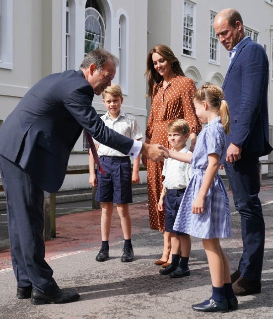 Skolelederen tager imod prinsesse Charlotte
