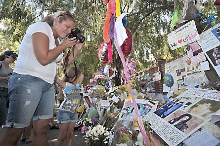 Fans ved Michael Jacksons forældres hjem kort efter poplegendens død.