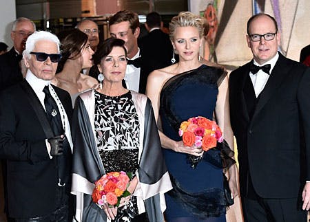 Karl Lagerfeld, prinsesse Caroline, fyrstinde Charlene og fyrst Albert