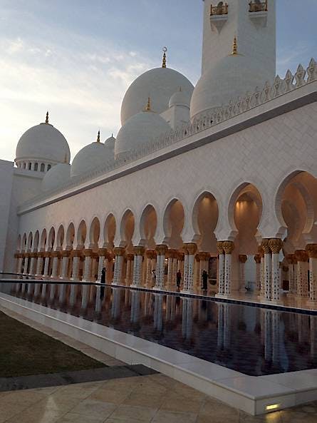 Tina Lund og Allan Nielsen besøger Sheikh Zayed Moské med sønnen Louis.