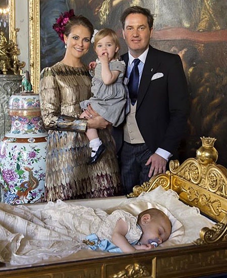 Prinsesse Madeleine og Chris stillede umiddelbart efter dåben op til officielt billede sammen med deres børn prinsesse Leonore og lille prins Nicolas.