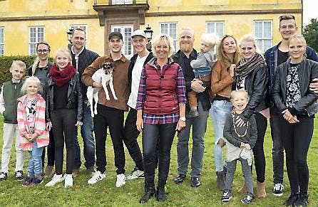 Deltagerne i TV 2's "Nybyggerne" med Puk Elgård som vært. 