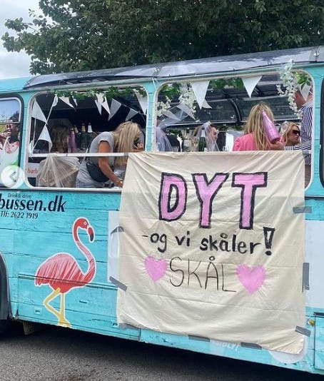 https://imgix.billedbladet.dk/partybus_2.jpg