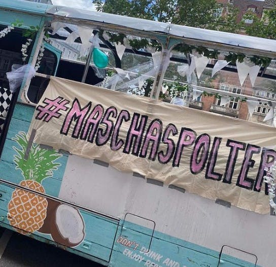 https://imgix.billedbladet.dk/partybusny.jpg