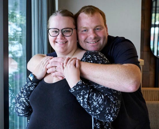https://imgix.billedbladet.dk/peter_nielsen_og_laura_fra_stammer_pa_frierfoedder_bb_08_2sl861.jpg