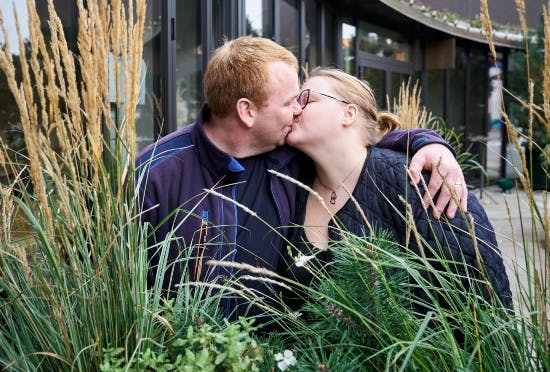 https://imgix.billedbladet.dk/peter_nielsen_og_laura_fra_stammer_pa_frierfoedder_bb_22_2sl8691.jpg